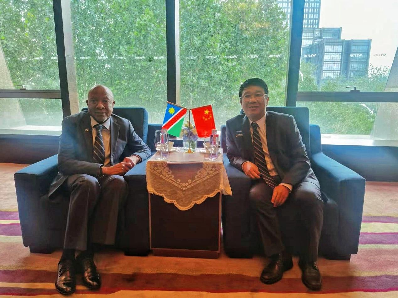 During the Forum on China-Africa Cooperation, Wang Pingwei, chairman of China Mineral Resources, paid a visit to the presidents of the three countries